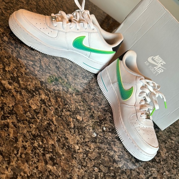Nike Air Force 1 LV8 1 White with Green Accents EUC 8.5 or 7Y - Picture 5 of 15